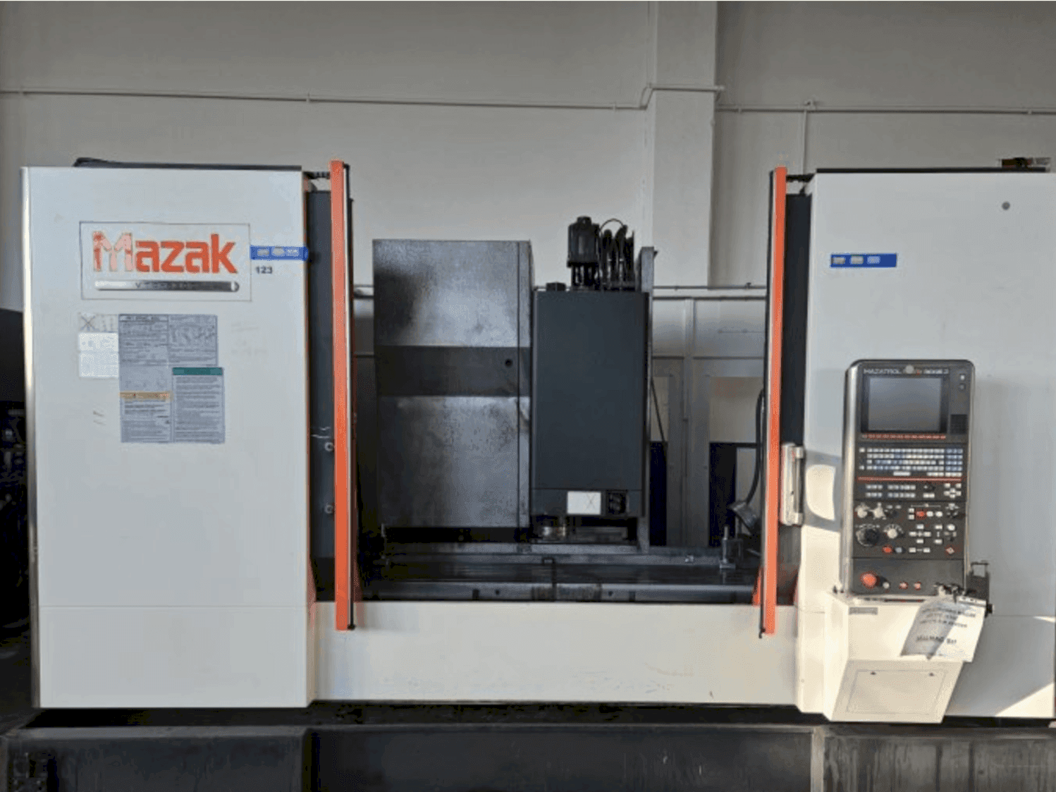 Makine  Mazak VTC-530C - Önden görünüm