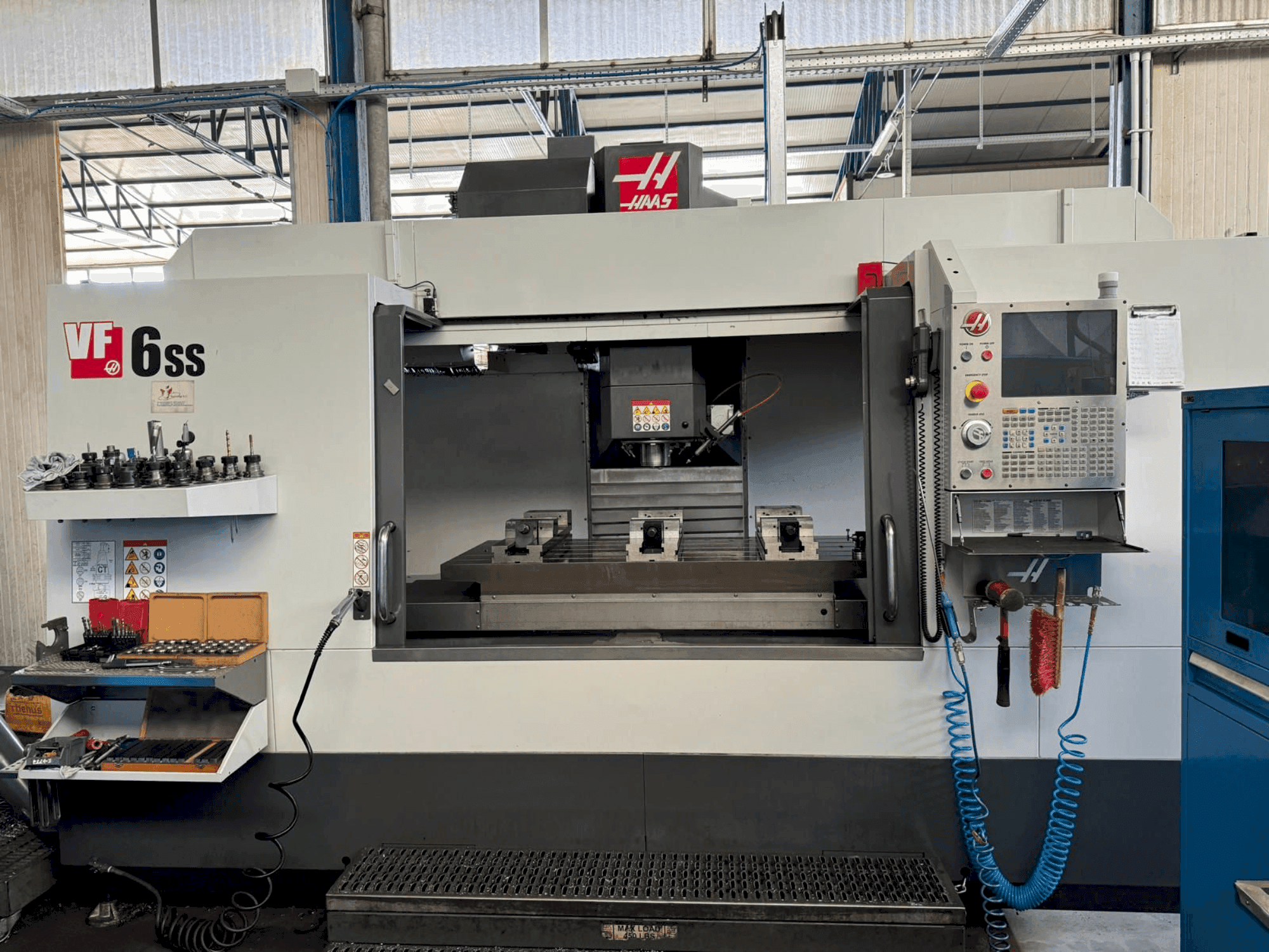 Makine  HAAS VF-6SS - Önden görünüm