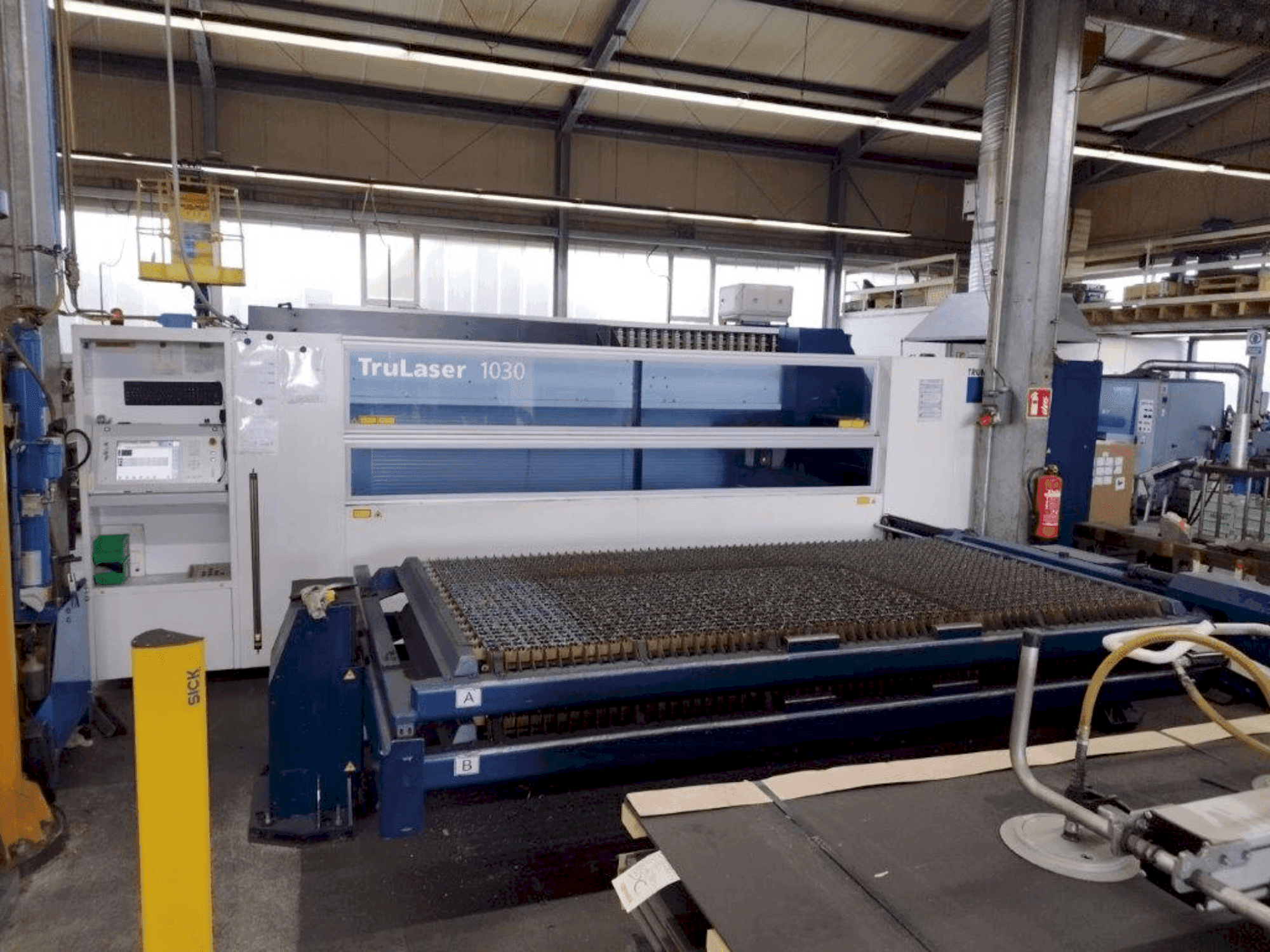 Makine  TRUMPF TruLaser 1030 - Önden görünüm