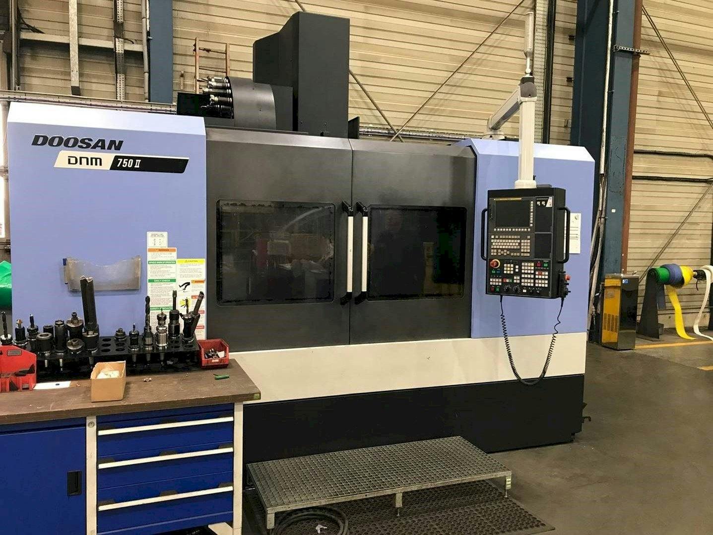 Makine  Doosan DNM 750 II - Önden görünüm