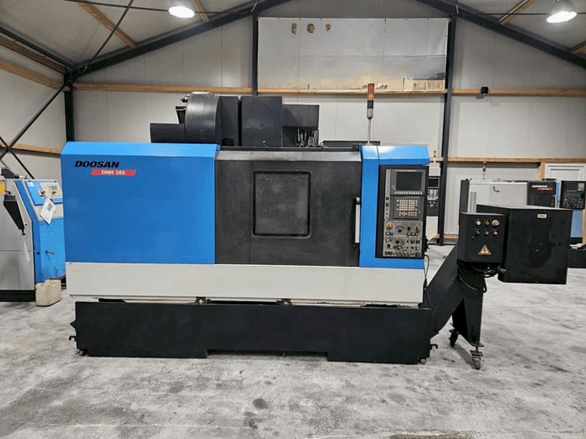 Makine  DOOSAN DNM 500 - Önden görünüm