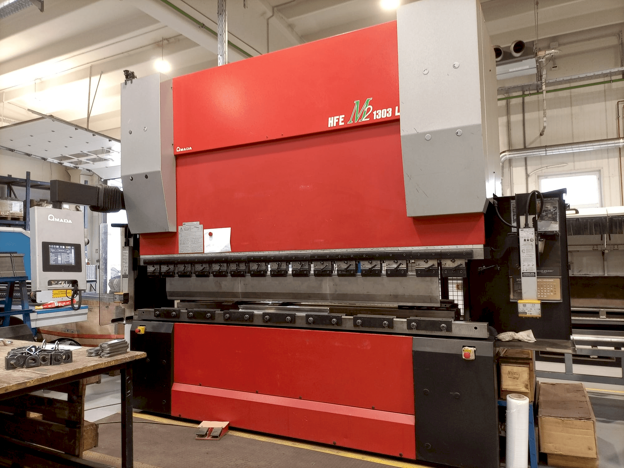 Makine  AMADA HFE-1303M2 - Önden görünüm