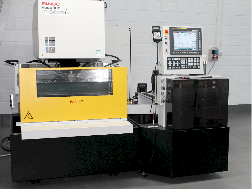 Makine  FANUC RoboCut Alfa C600iA - Önden görünüm