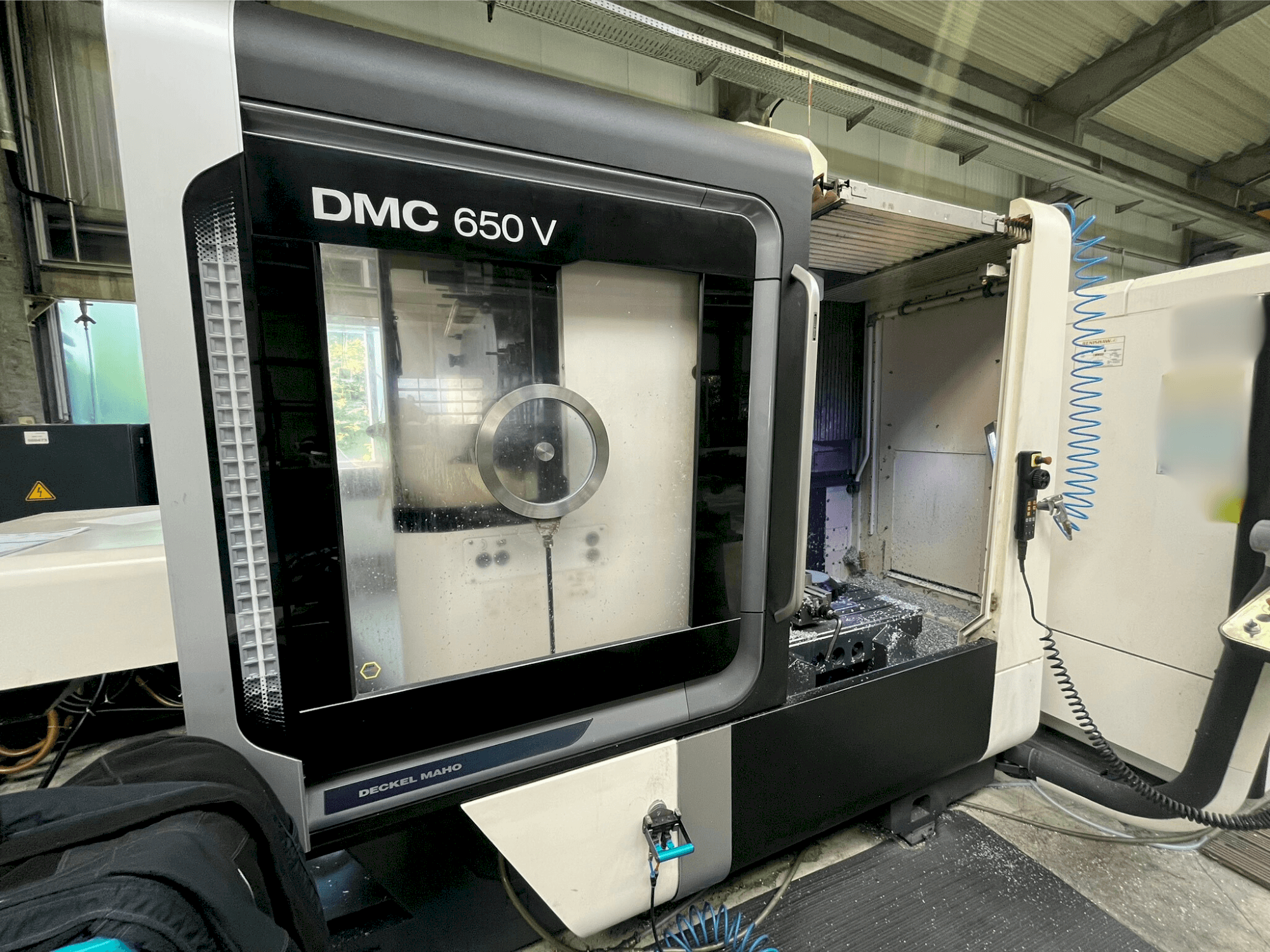 Makine  DMG MORI DMC 650 V - Önden görünüm