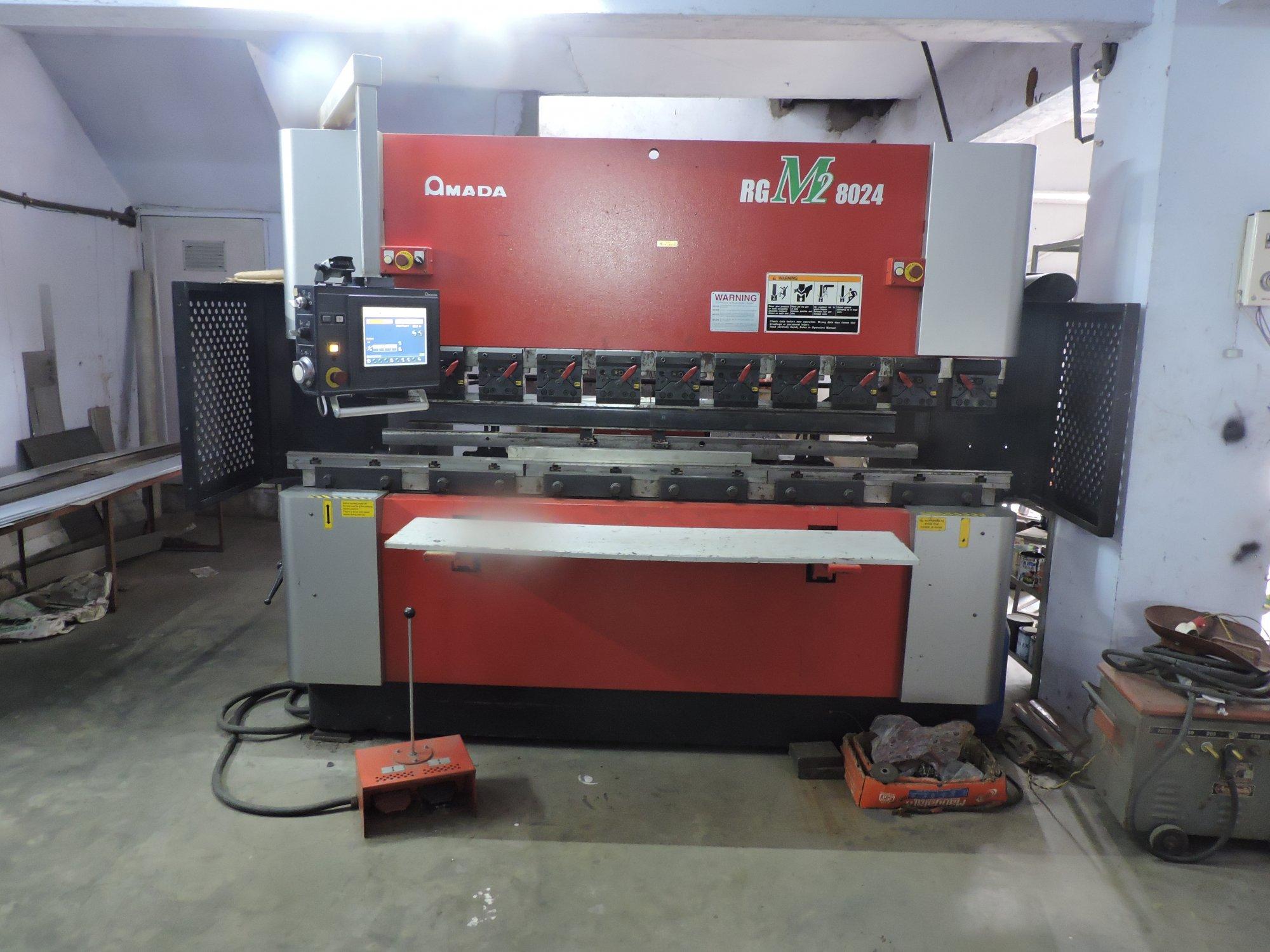 Makine  AMADA - Önden görünüm RG-M2 8024