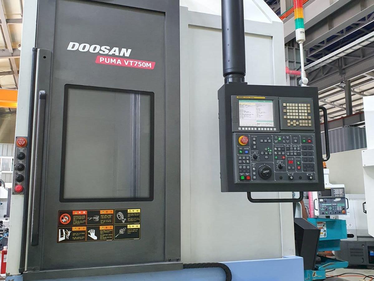 Makine  Doosan Puma VT750M - Önden görünüm