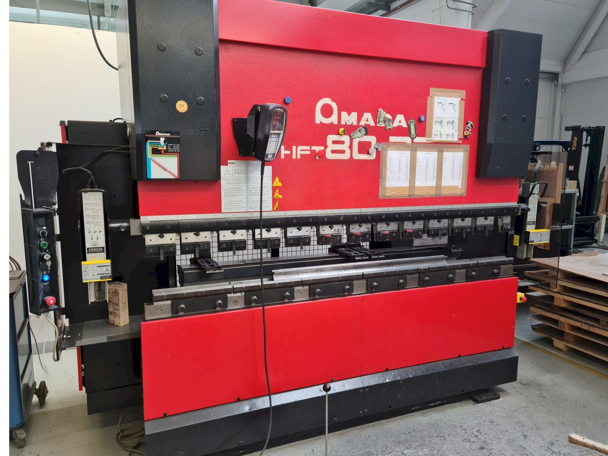 Makine  AMADA HFT 80-25 - Önden görünüm