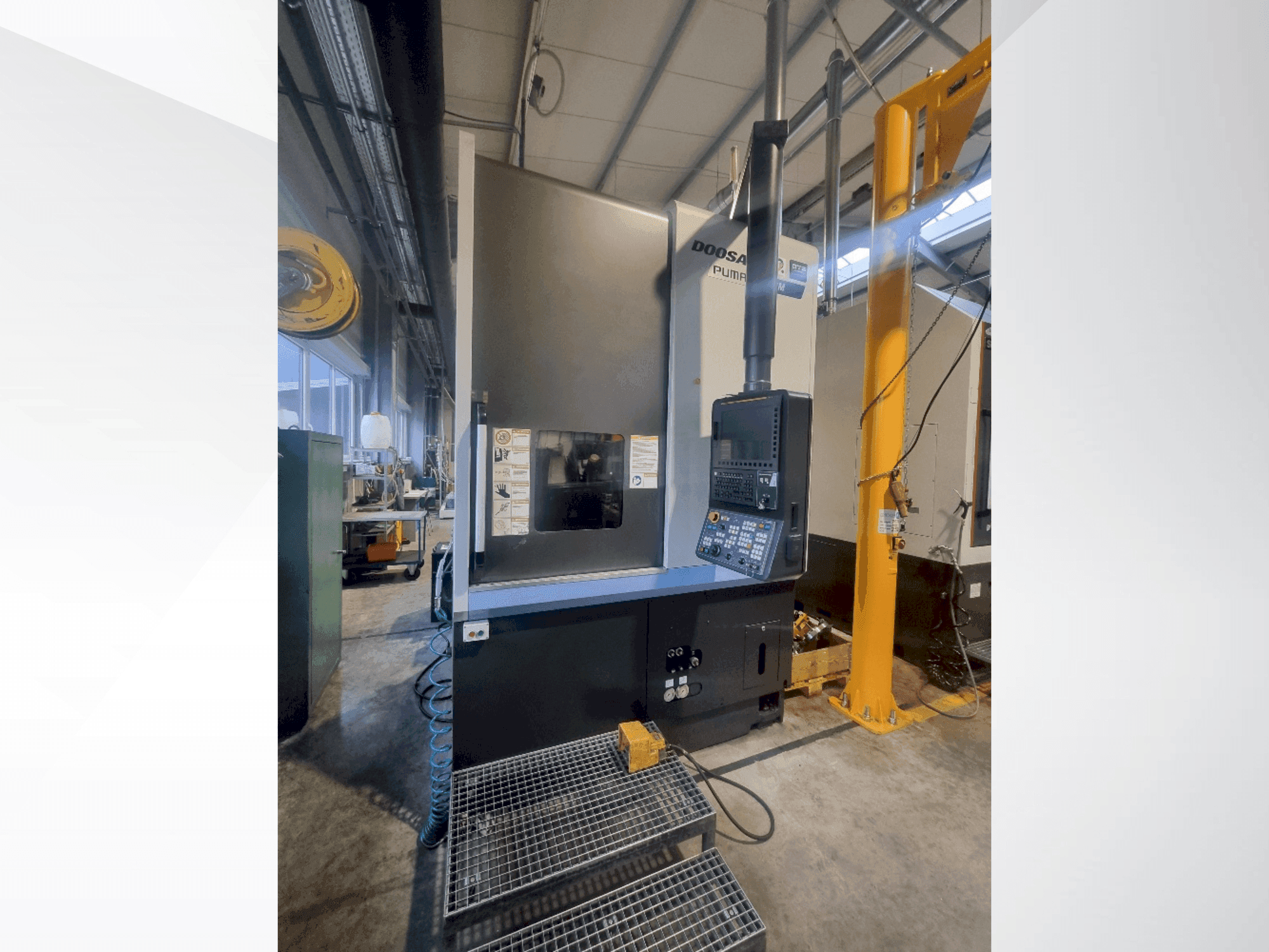 Makine  DOOSAN V8300MR - Önden görünüm