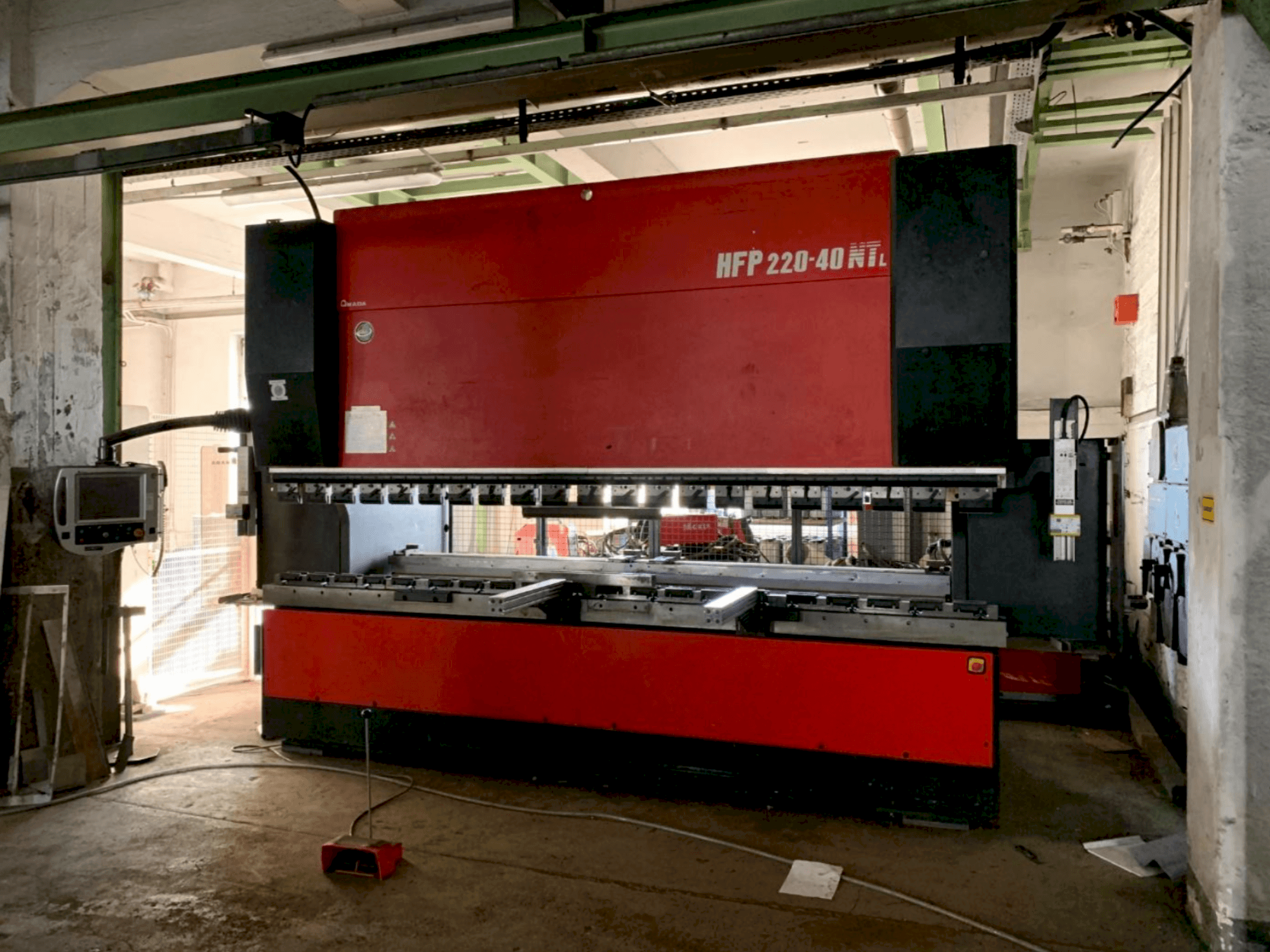 Makine  AMADA HFP NT 220-4L - Önden görünüm