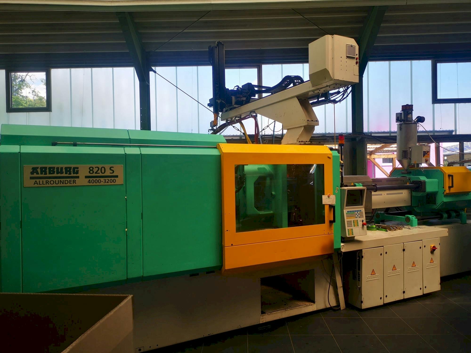 Makine  Arburg 820S 4000 / 3200 - Önden görünüm