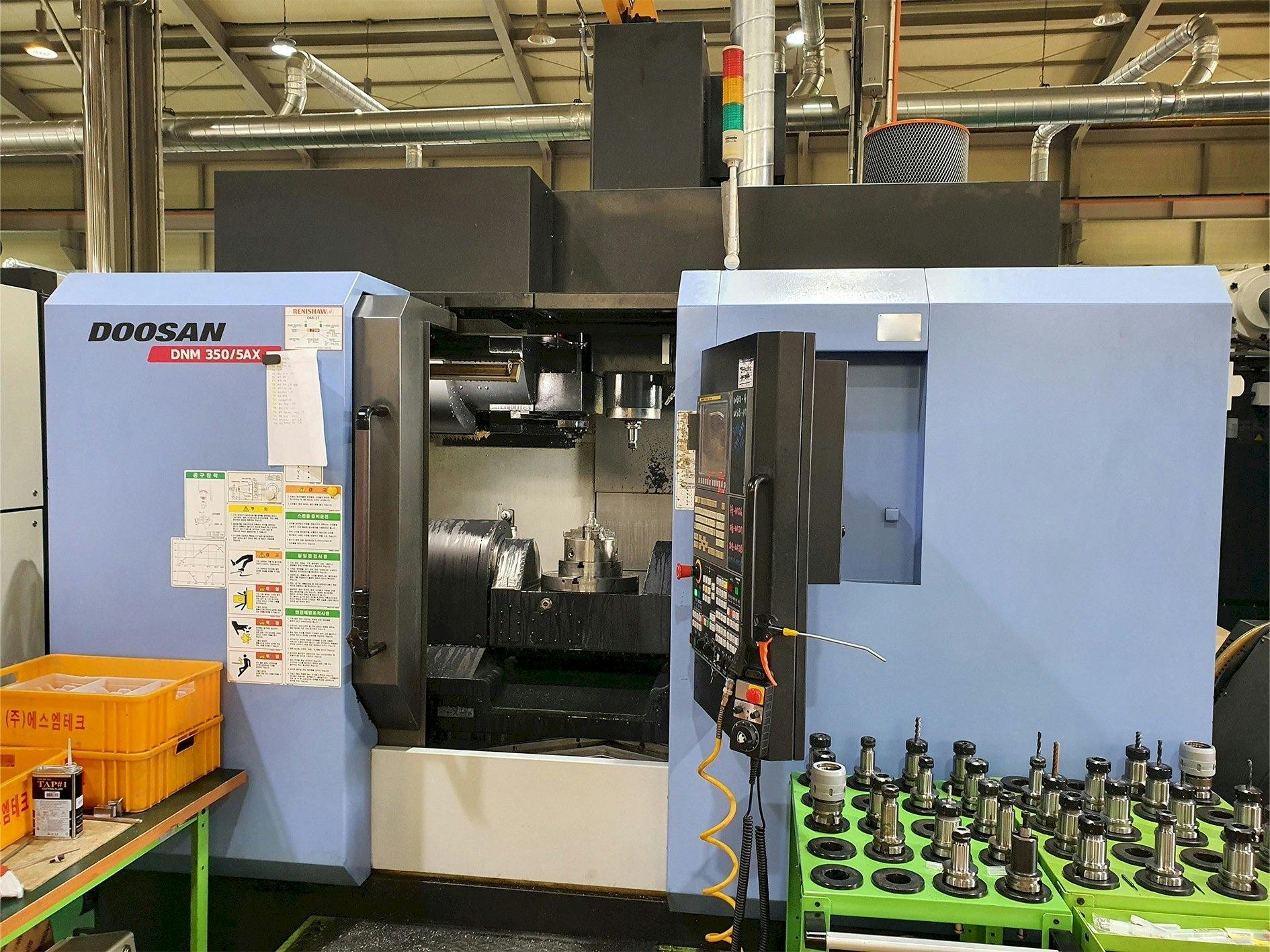 Makine  Doosan DNM350/5AX - Önden görünüm