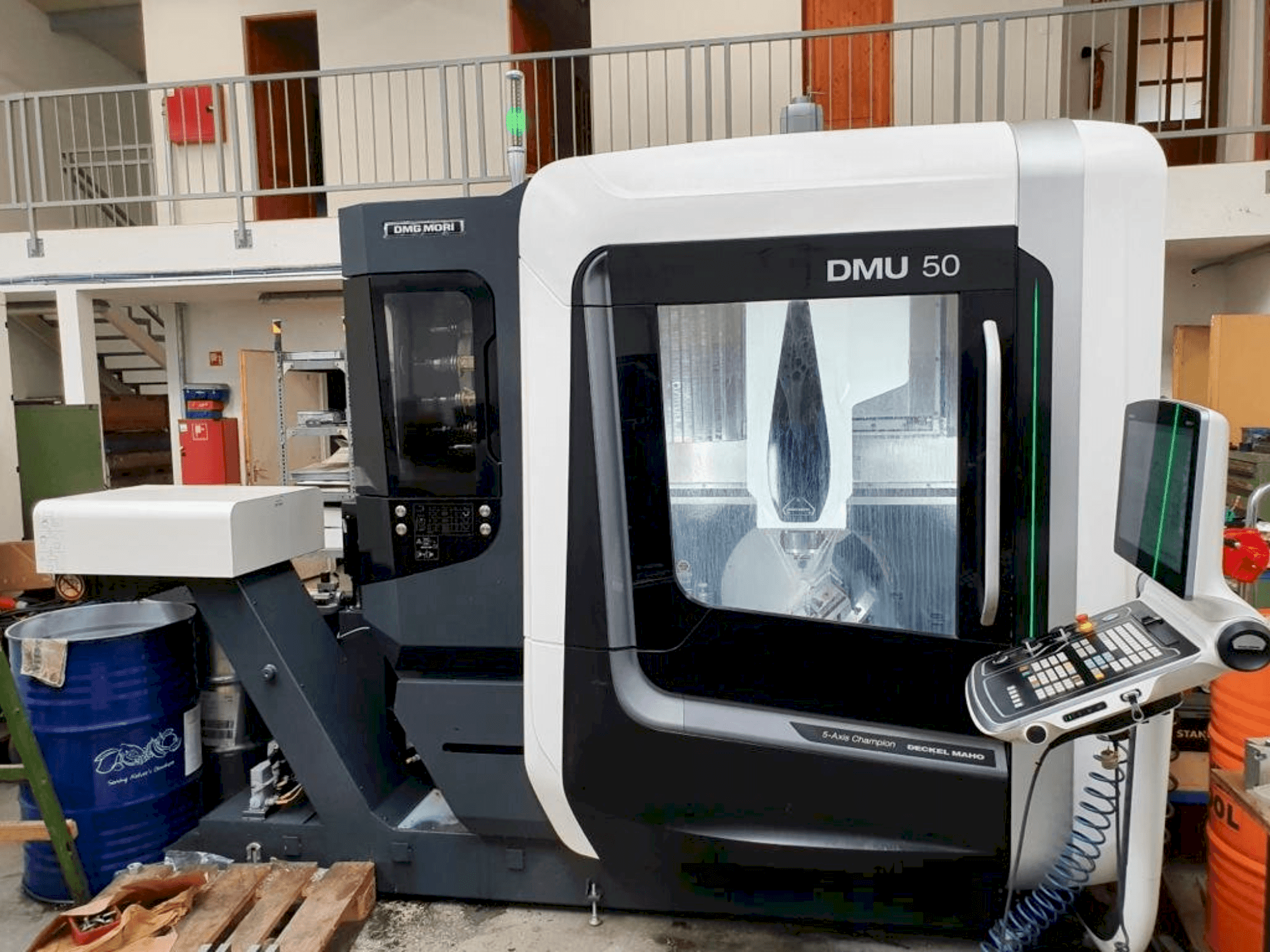 Makine  DMG MORI DMU 50 - Önden görünüm