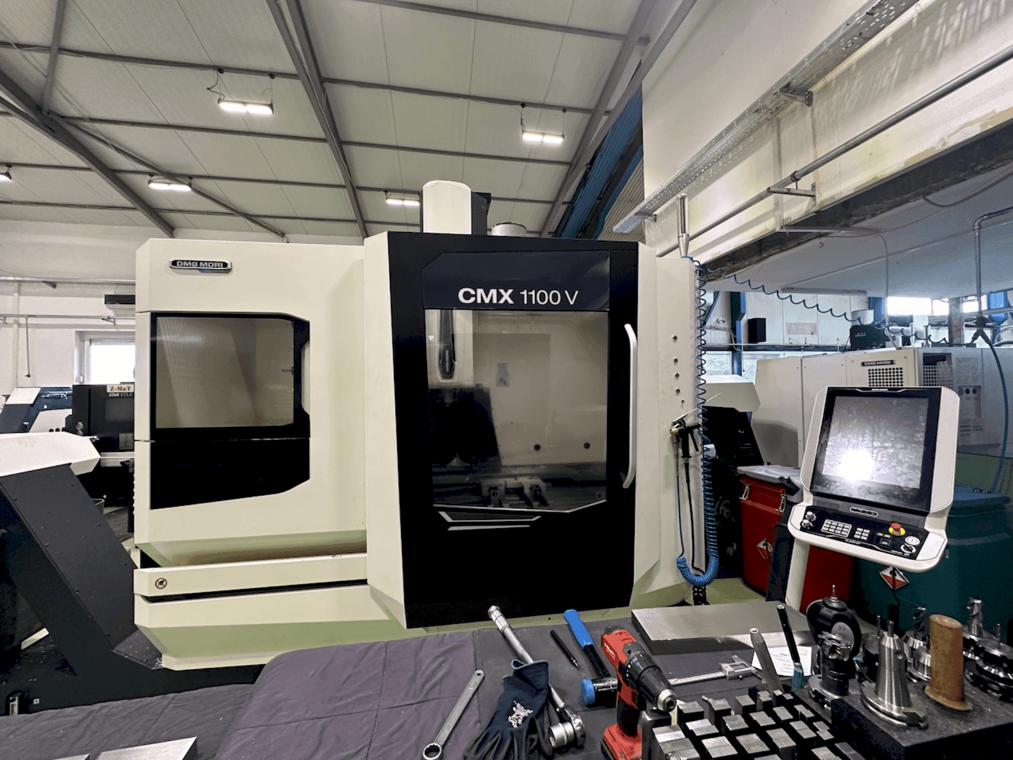 Makine  DMG MORI CMX 1100 V - Önden görünüm