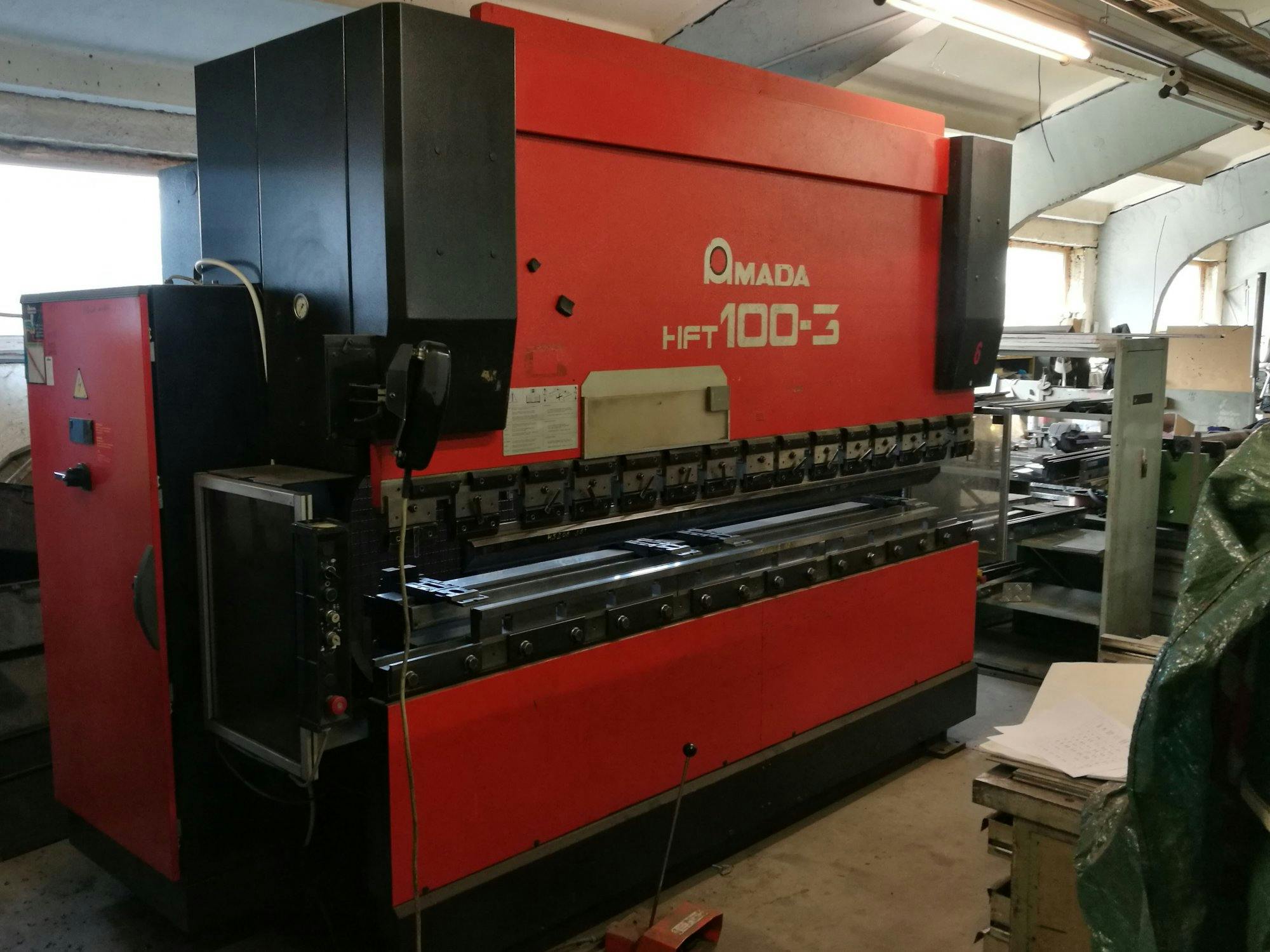 Makine  AMADA - Sol görünüm HFT 100-3