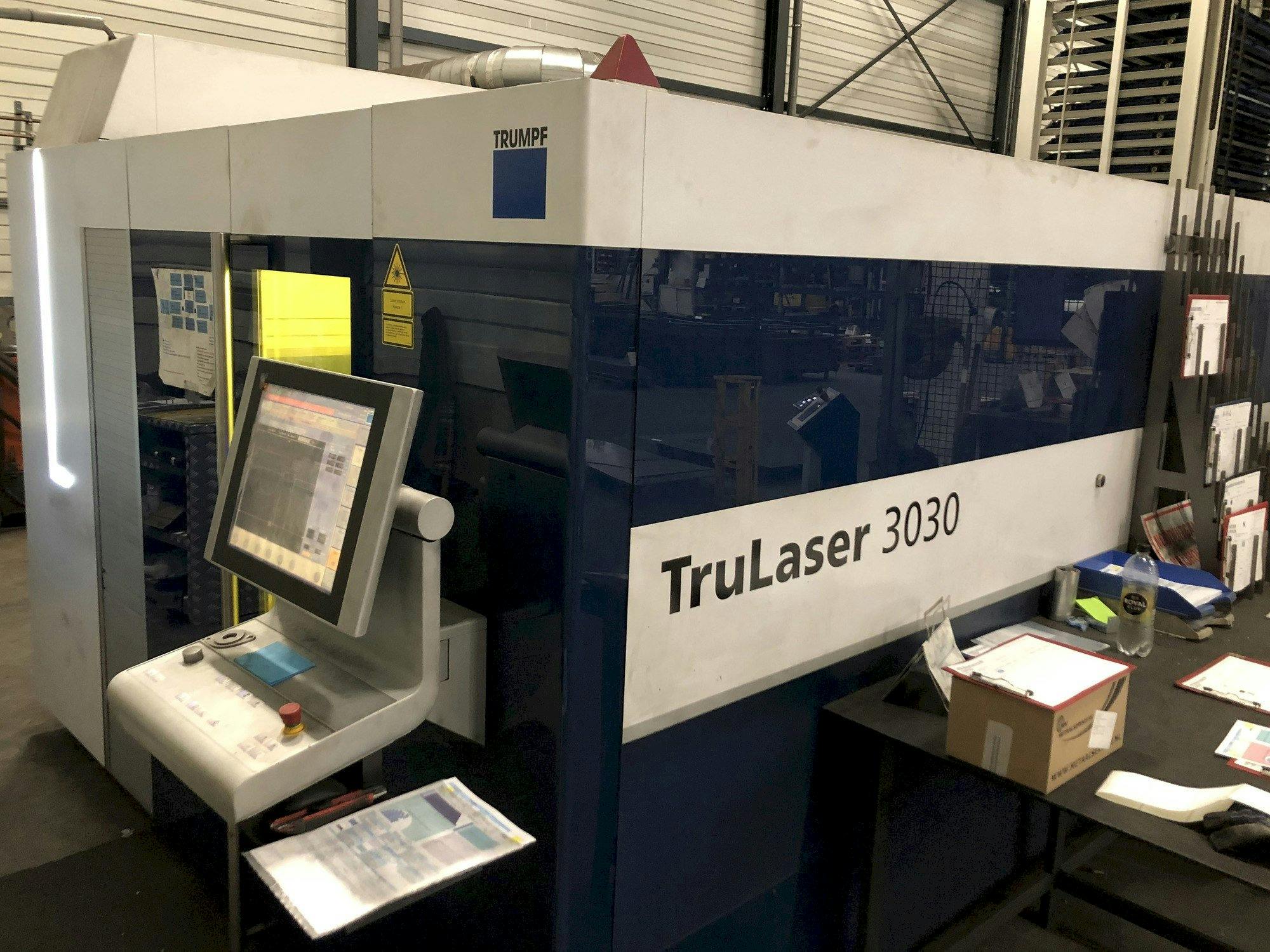 Makine  Trumpf TruLaser 3030 fiber - Önden görünüm