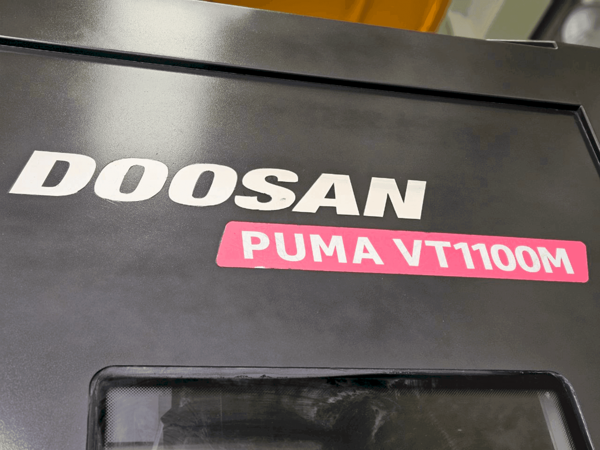 Makine  DOOSAN VT1100M - Önden görünüm