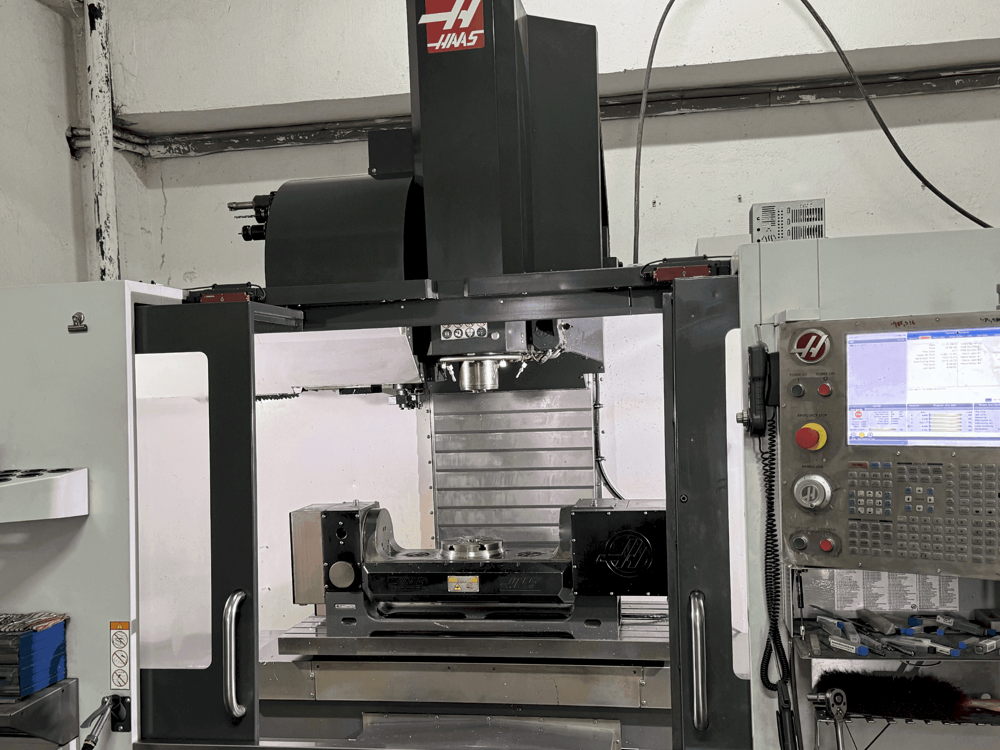 Makine  HAAS VF-5/40TR - Önden görünüm