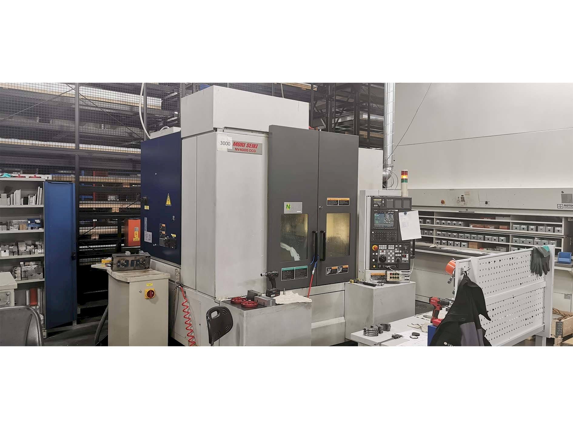 Makine  MORI SEIKI NV4000 - Önden görünüm