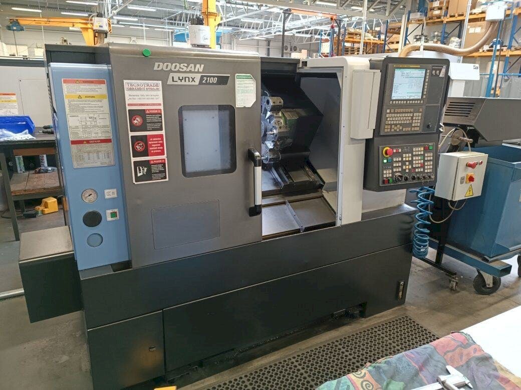 Makine  DOOSAN Lynx 2100A - Önden görünüm