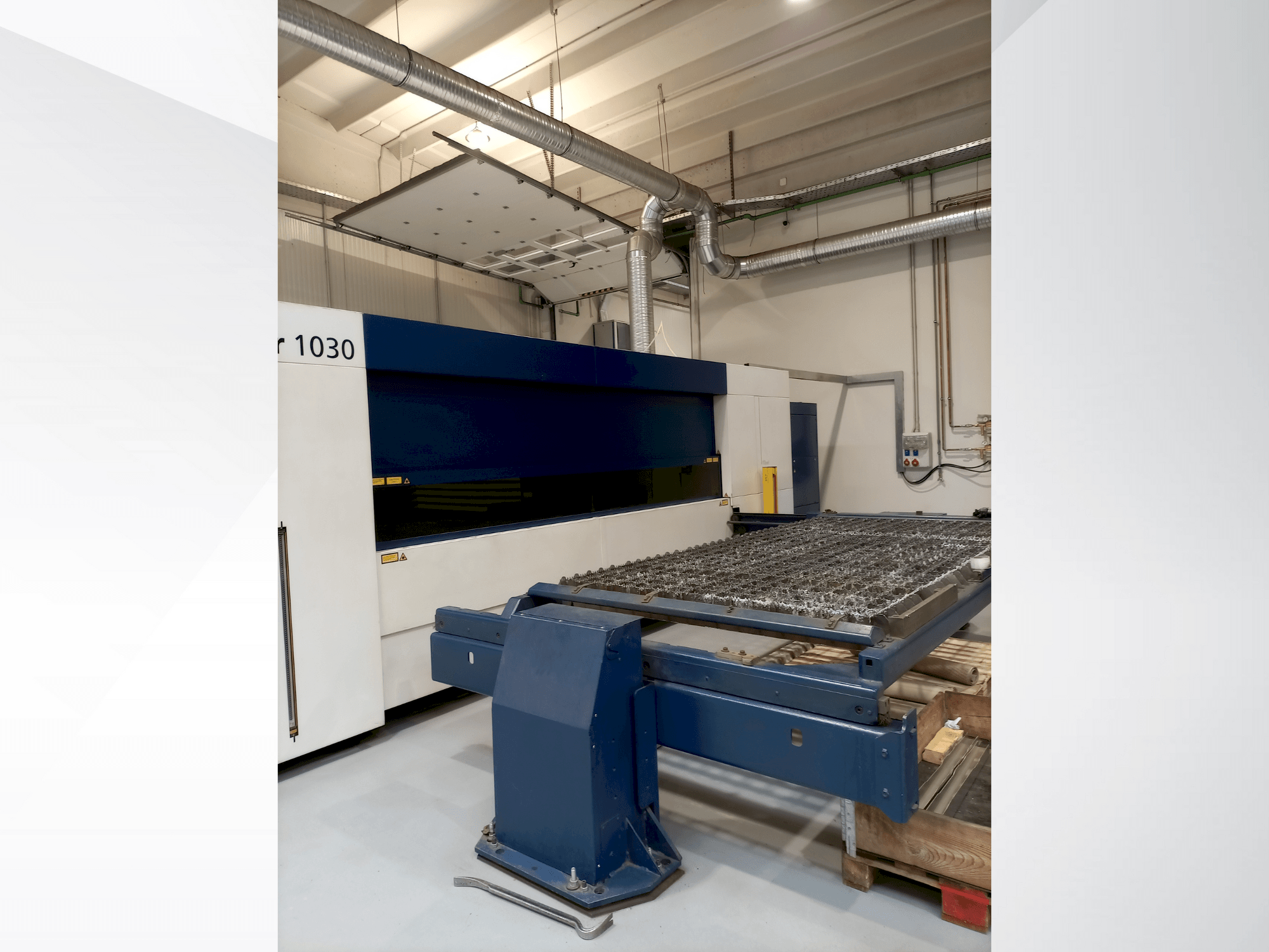 Makine  TRUMPF TruLaser 1030 - Önden görünüm