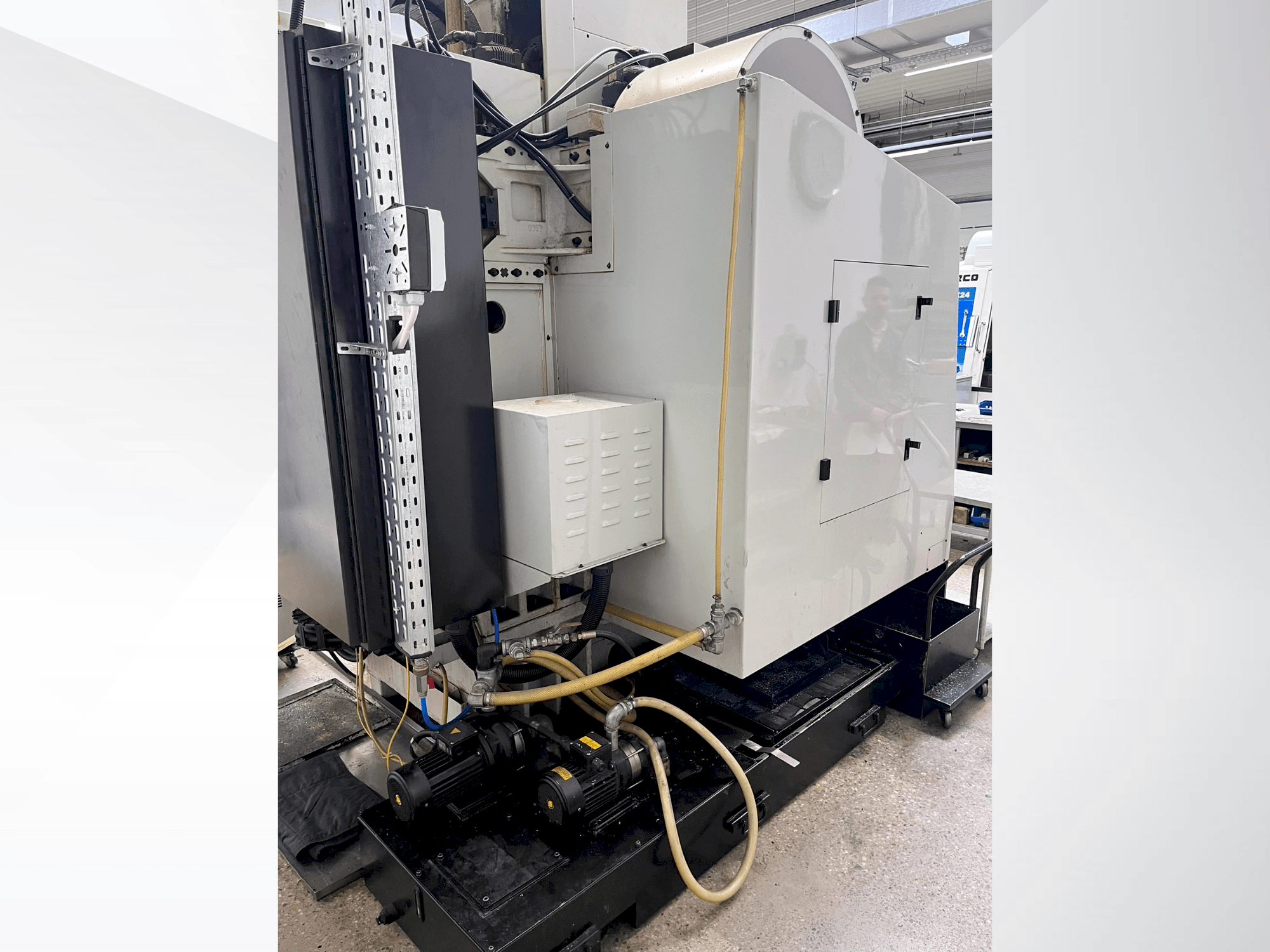 Makine  Hurco VMX24S - Arkadan görünüm