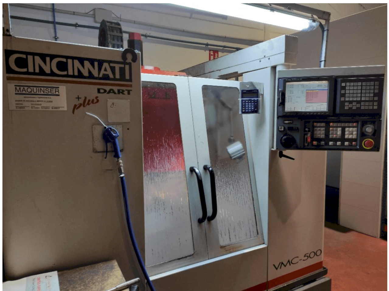 Makine  Cincinnati Dart Plus VMC-500 - Önden görünüm