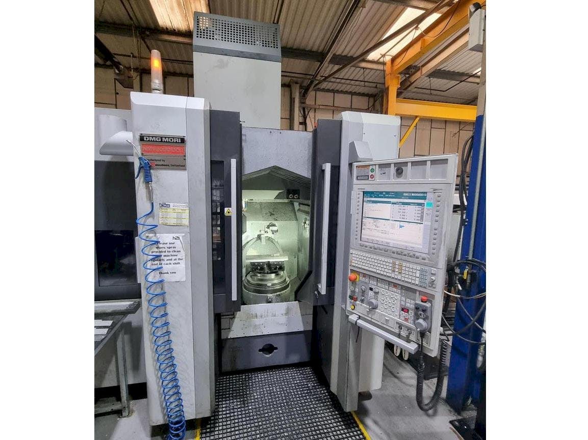 Makine  DMG MORI NMV3000 DCG - Önden görünüm