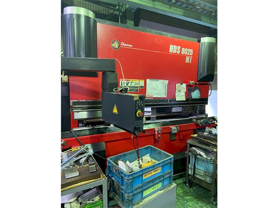 Makine  AMADA HDS 8025 NT - Sol taraftaki görüntü