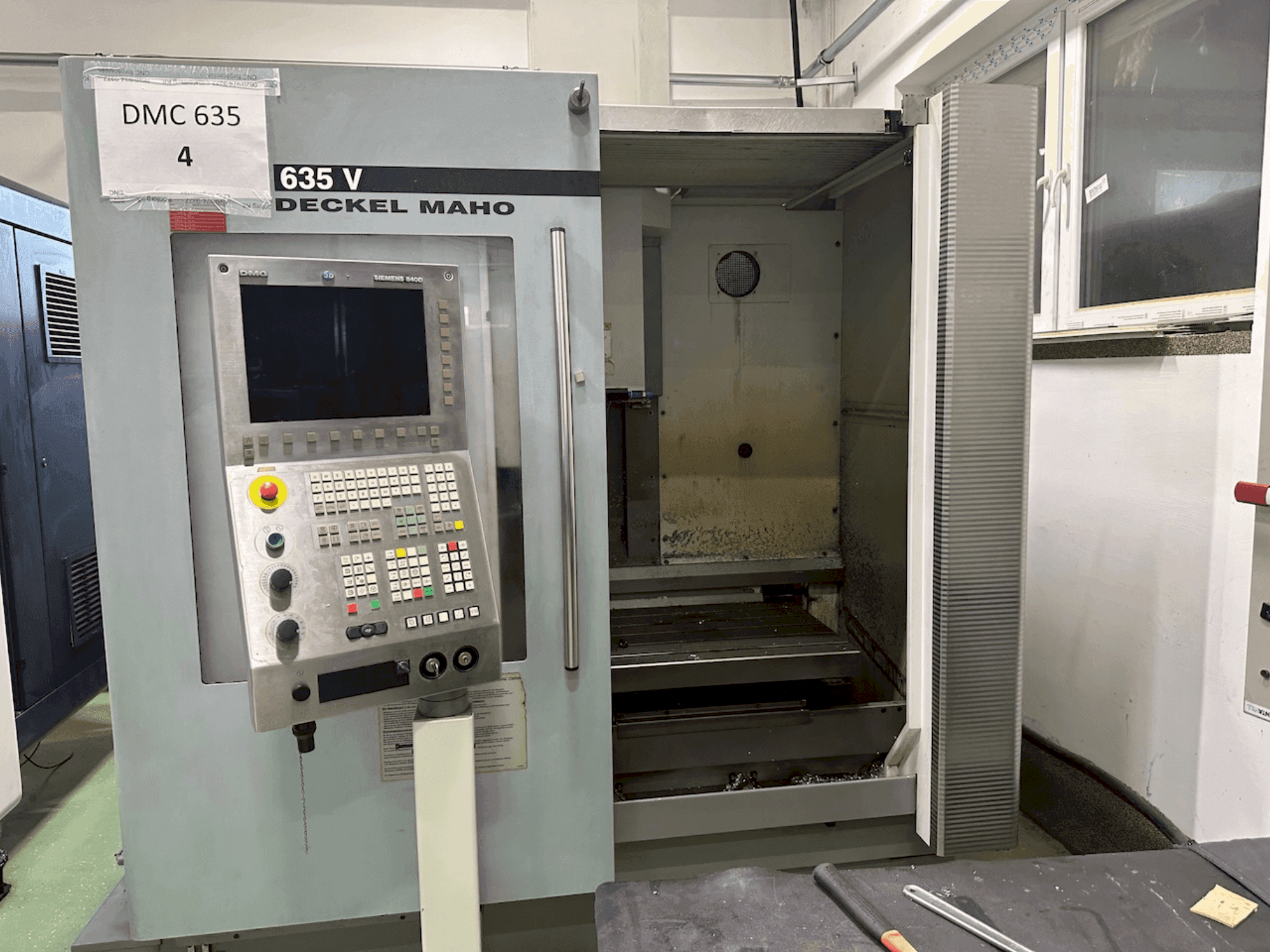 Makine  DECKEL MAHO DMC 635 V - Önden görünüm