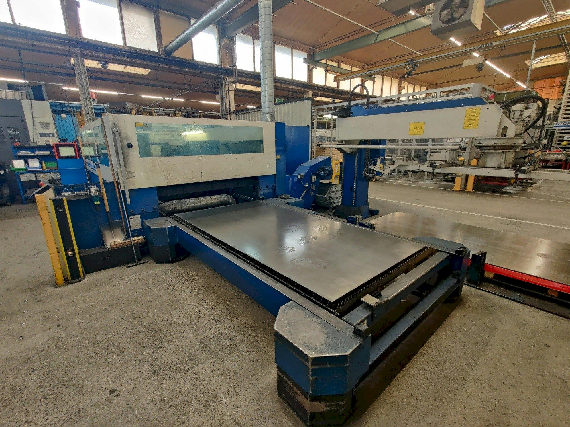 Makine  Trumpf Trumatic L3050 - Önden görünüm