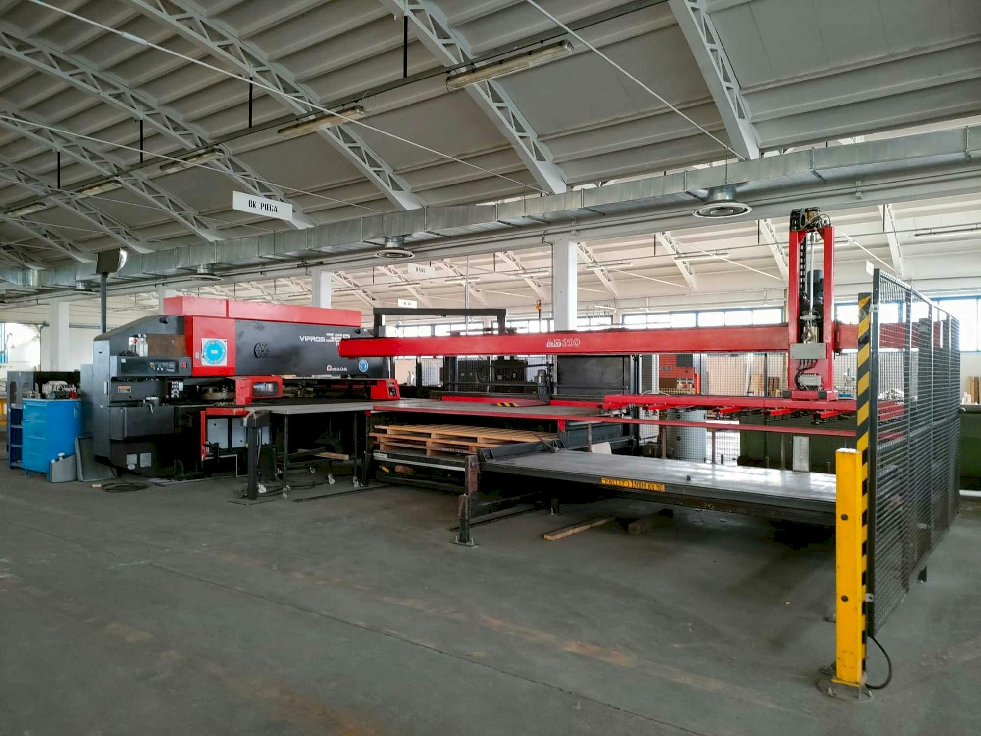 Makine  AMADA VIPROS 368 KING - Önden görünüm