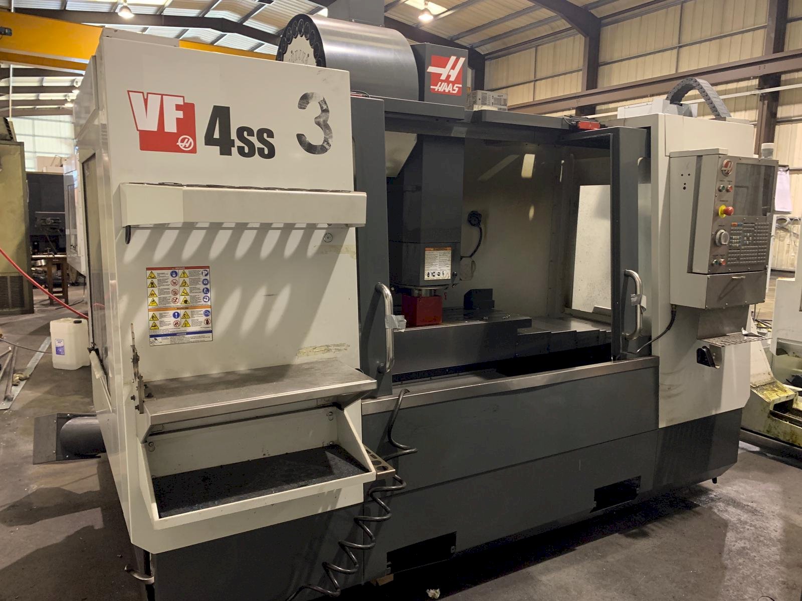 Makine  HAAS VF-4SS - Önden görünüm