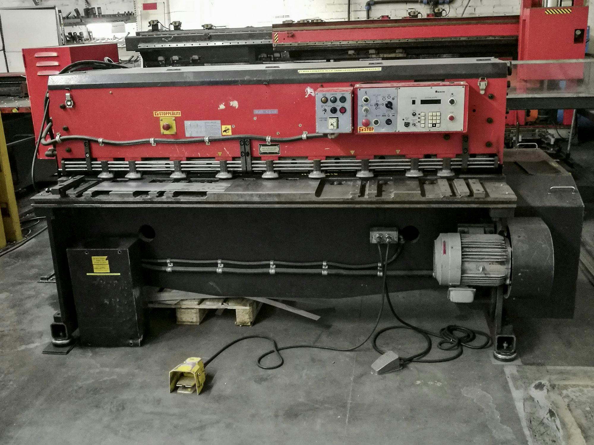 Makine  AMADA - Önden görünüm M-2045