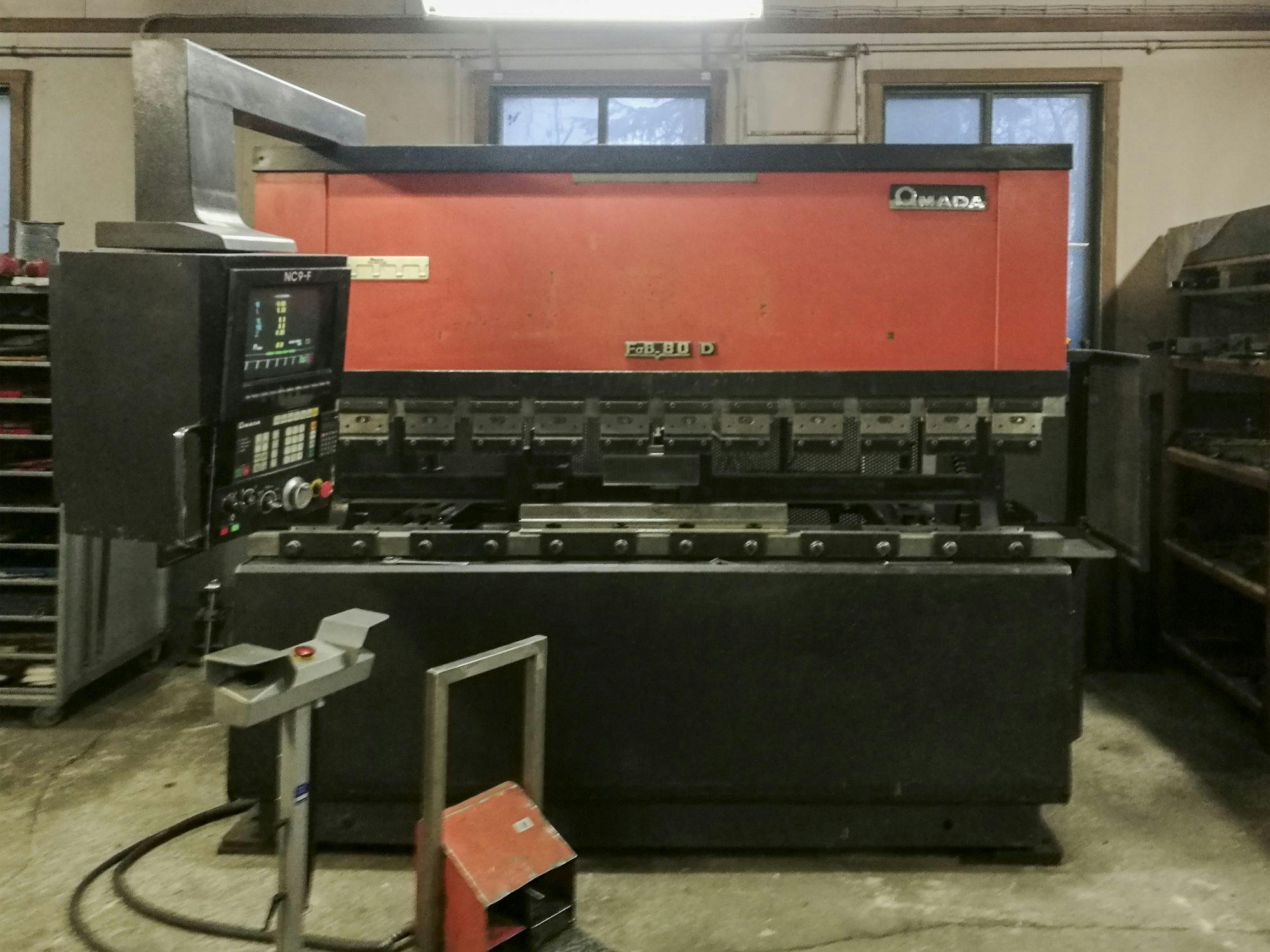 Makine  AMADA - Önden görünüm FBD-8025F