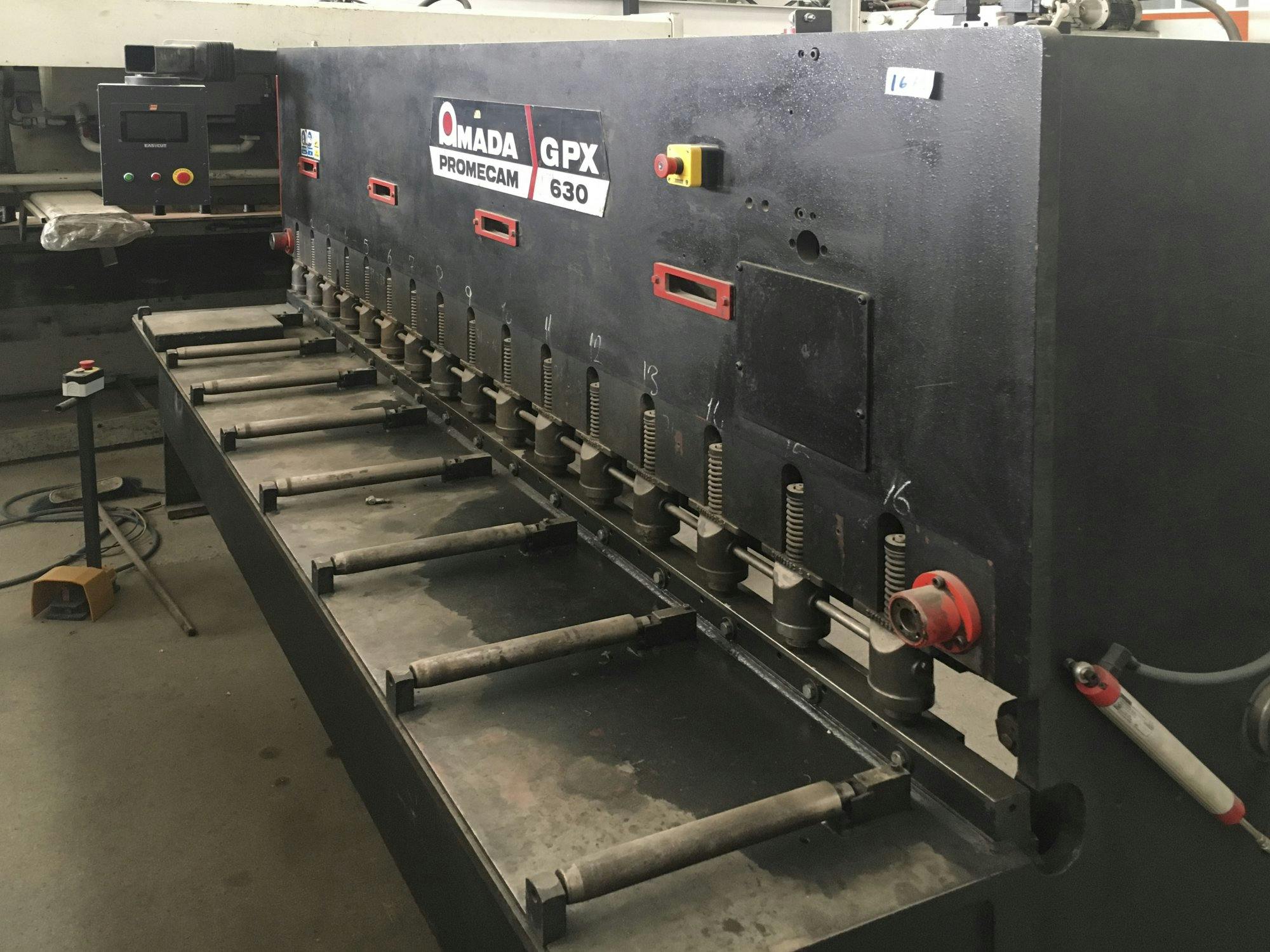 Makine  AMADA - Sağdan görünüm GPX 630