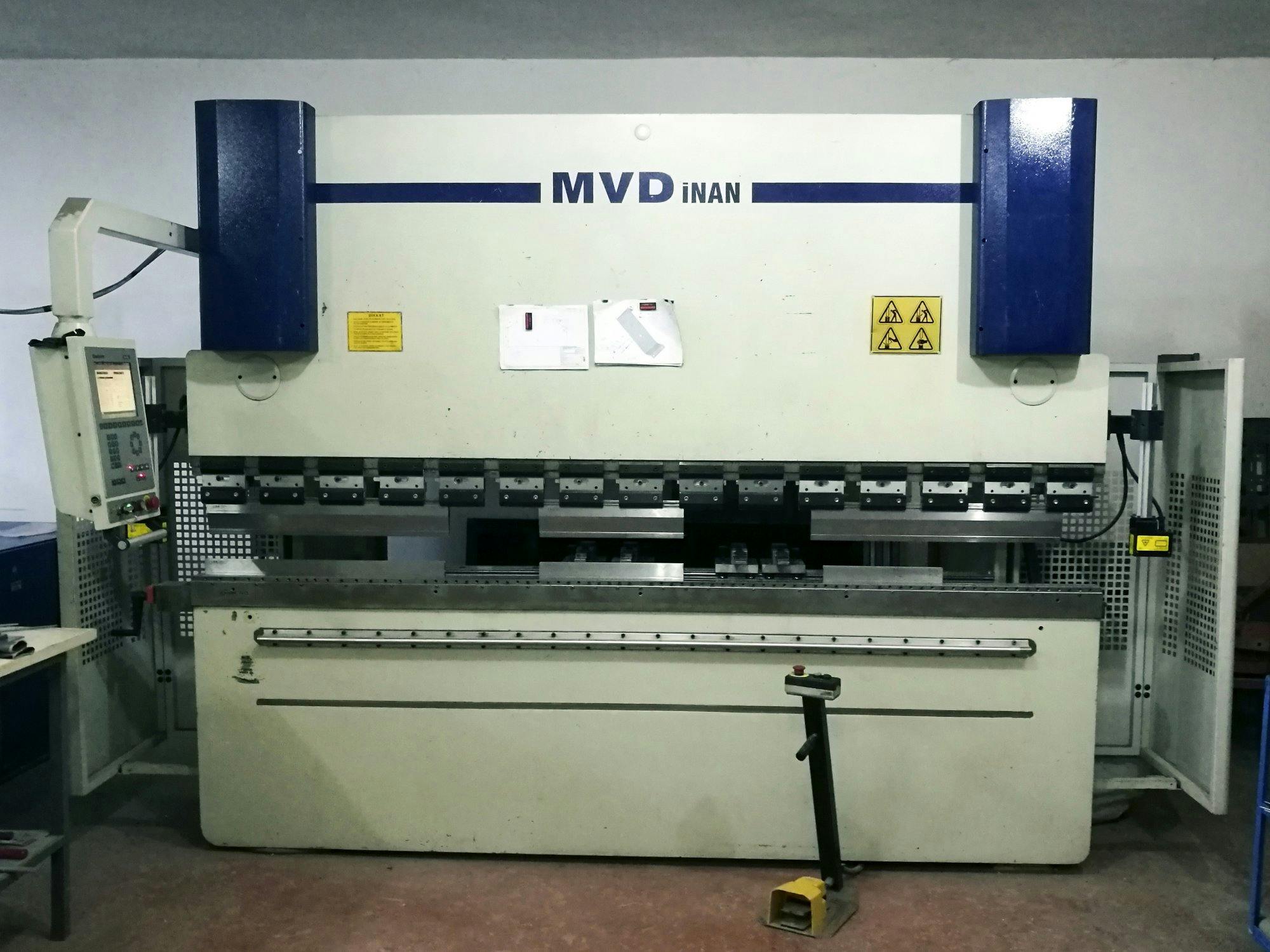 Makine  MVD Inan - Önden görünüm CNC 30/120