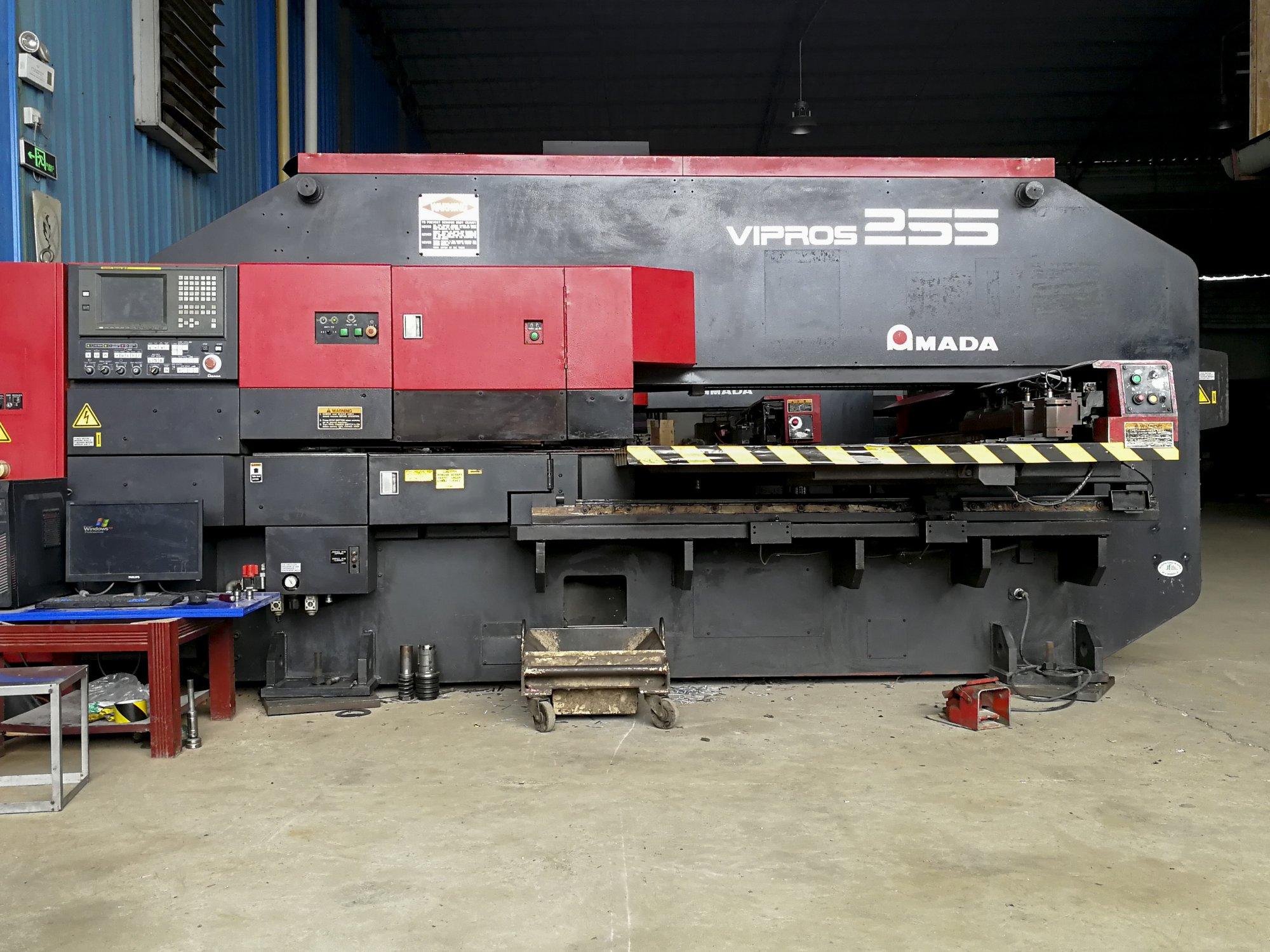 Makine  AMADA - Önden görünüm Vipros 255