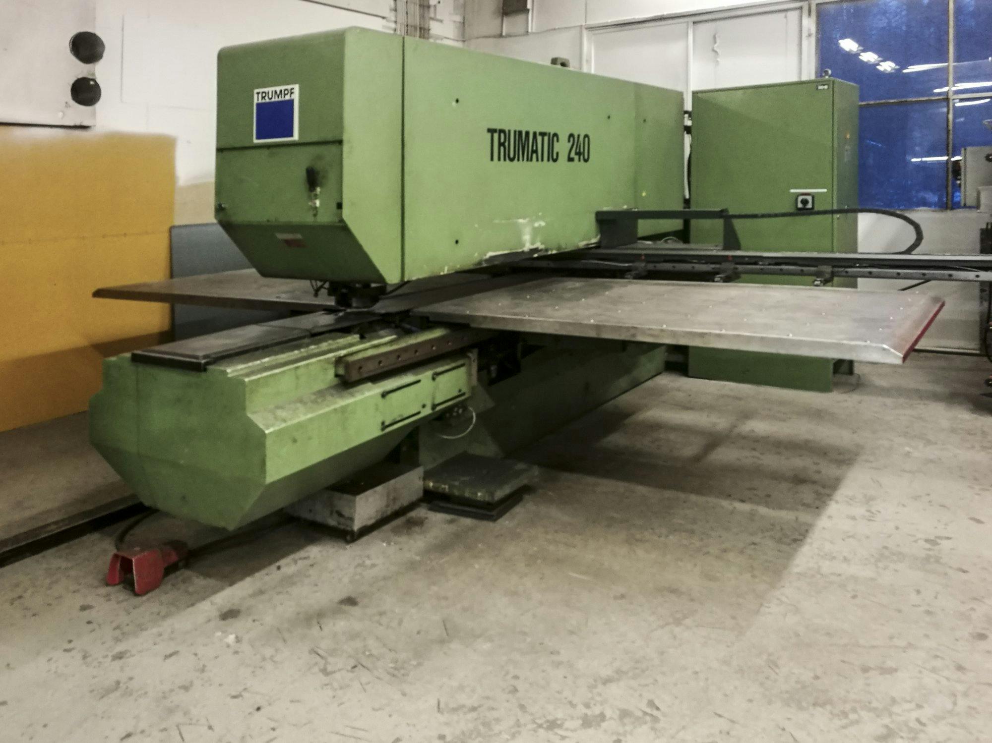 Makine  Trumpf - Sol görünüm Trumatic 240