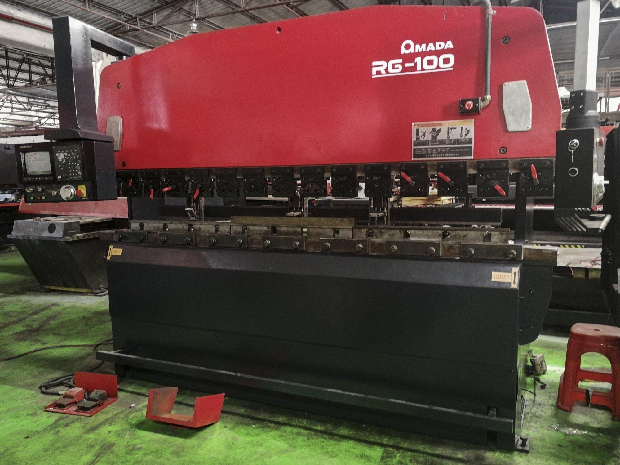 Makine  AMADA - Sağdan görünüm RG-100