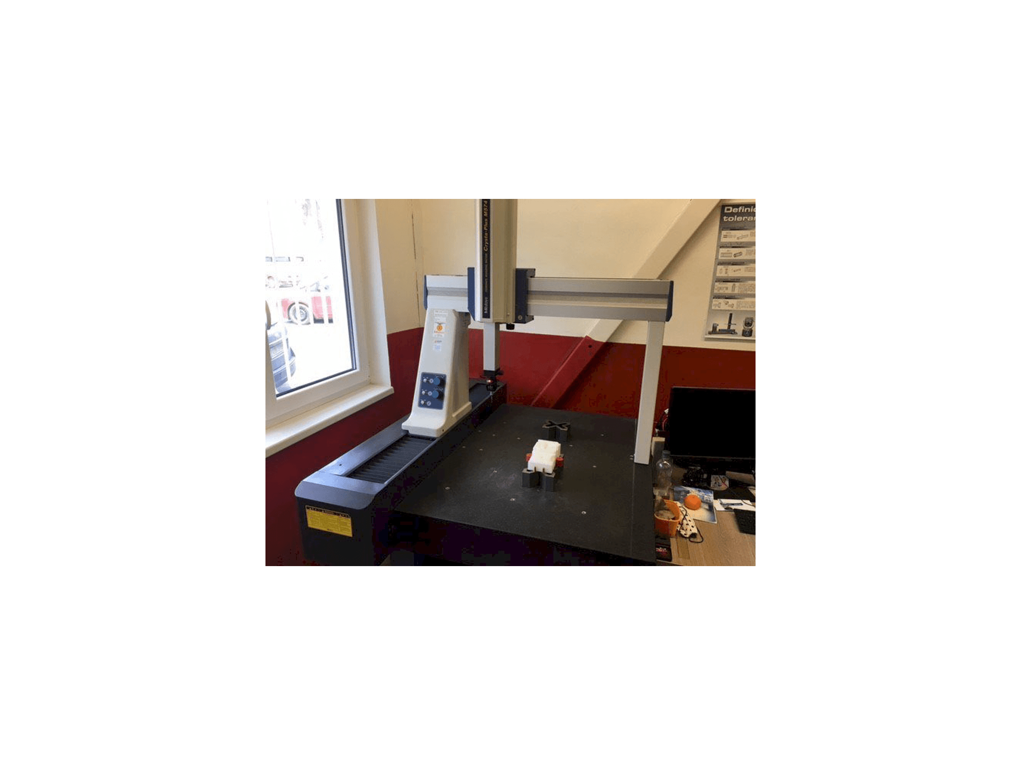 Makine Mitutoyo Crysta-Plus M 574 - Önden görünüm